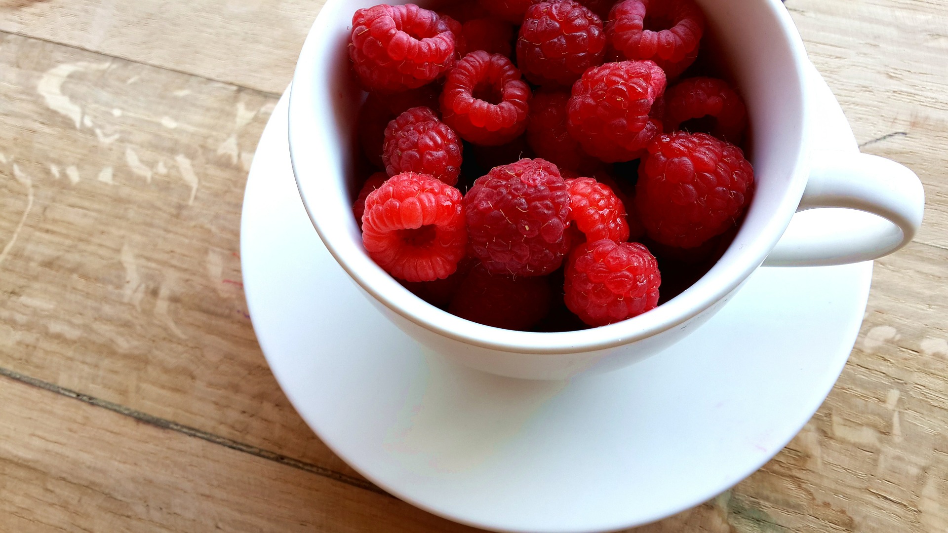 When ripe, raspberries are easily removed from the plant. Refrigerate immediately and use between three and five days after picking.
