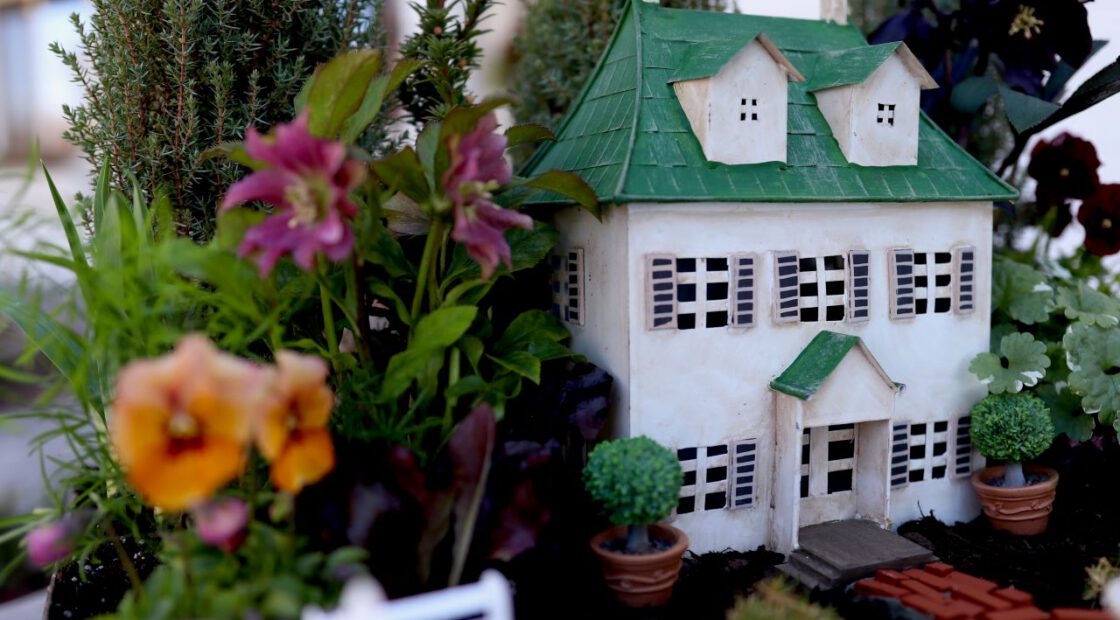 White house and garden diorama