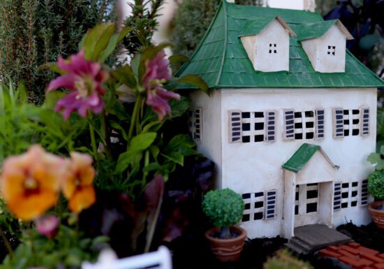 White house and garden diorama