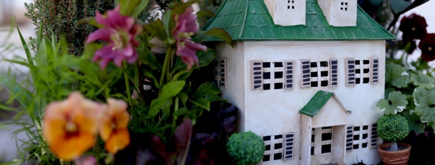 White house and garden diorama